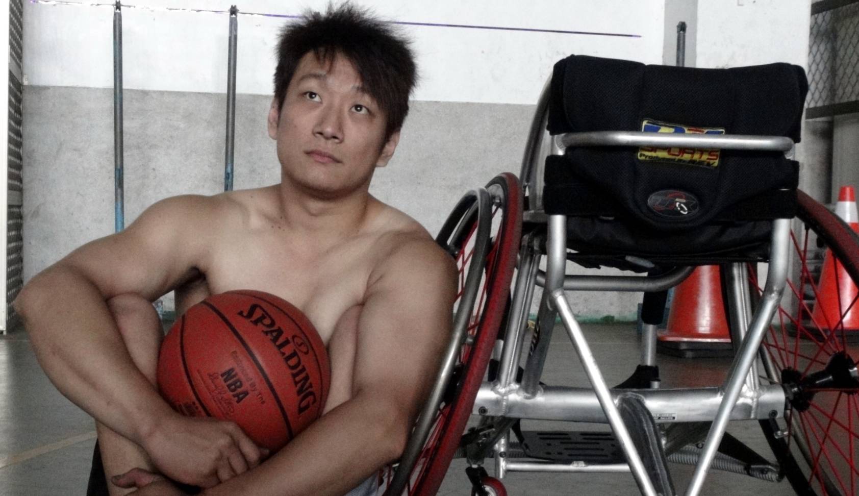 王柏翔強壯的臂膀轉動輪椅，更推動北台灣輪椅籃球運動