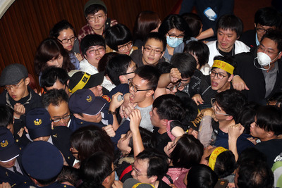 史上首遭！臺灣學生闖立法院攻佔主席台