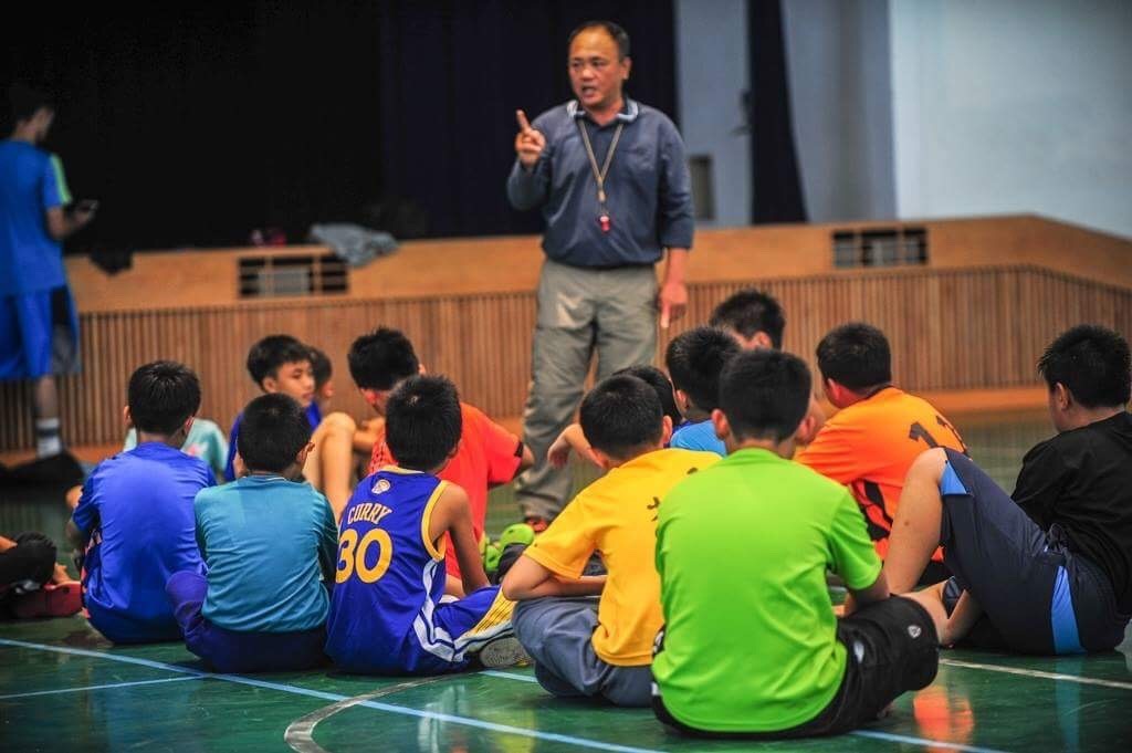 在花蓮多所小學擔任志願籃球教練的劉永志 分享如何透過團隊運動 培養球員品格