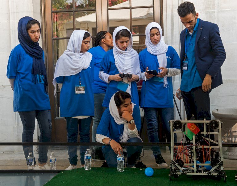 華府參加機器人賽 阿富汗6女孩做榜樣