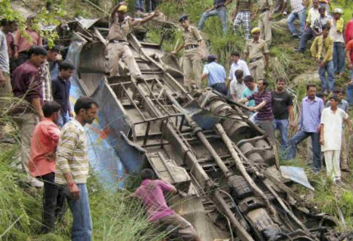 印度北部巴士掉入深谷 28死7傷