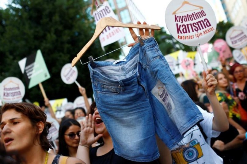 捍衛服裝自主權 土耳其婦女上街頭
