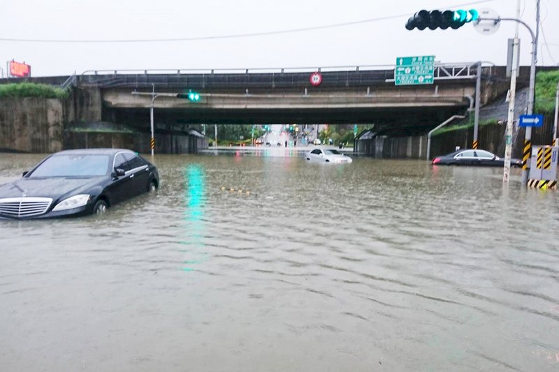 大雨多處淹水 國1台南交流道封閉