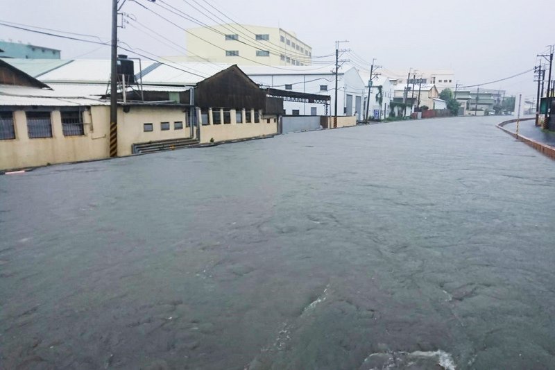 豪大雨灌南部 5縣市淹水警戒