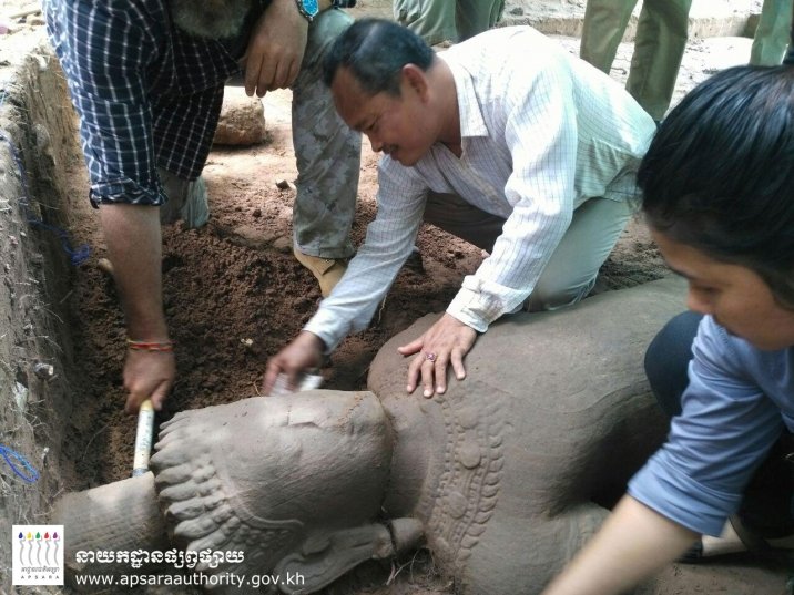 柬埔寨吳哥遺址 挖出數世紀前巨大雕像