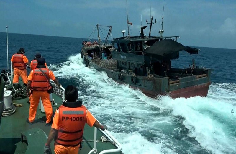 澎湖海巡隊查扣中籍越界漁船 押返8船員