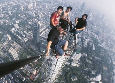 攀摩天樓拍驚險片 中國爬樓黨引熱議