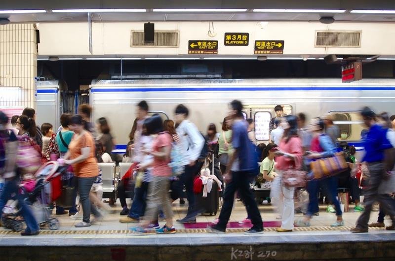 旅客台北車站跳軌 4列次1360人受影響