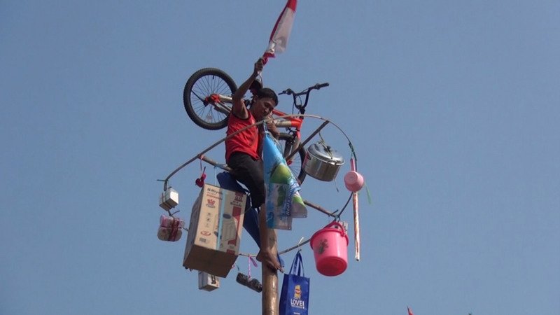 印尼國慶這樣玩 疊羅漢爬滑樹搶獎品