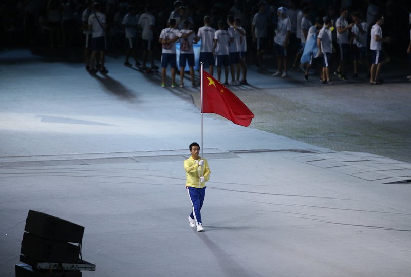 中國隊缺席世大運開幕 工作人員掌旗