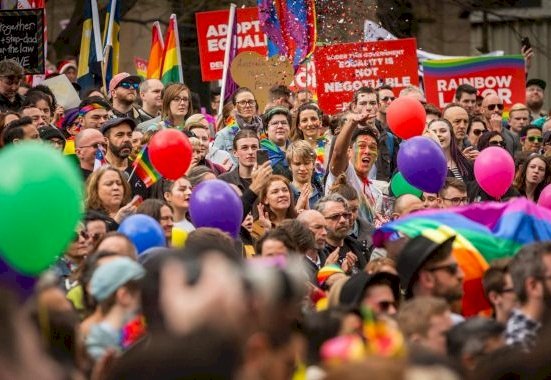 澳洲同婚投票前 墨爾本2萬人上街遊行