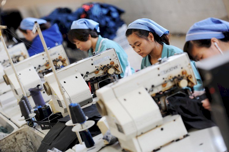 疫情衝擊 全球多數成衣工人被迫減薪「挨餓度日」