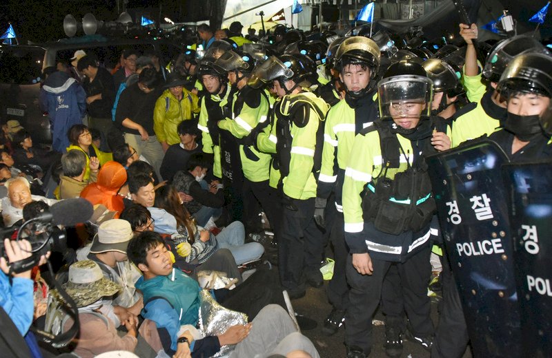 韓星州部署薩德遭當地居民強烈抗議
