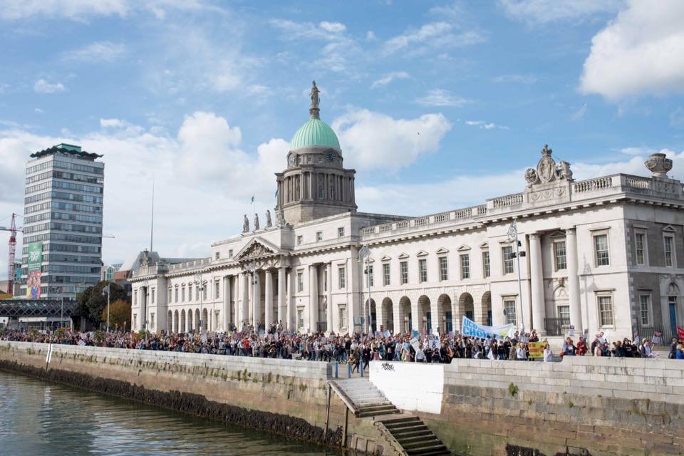 愛爾蘭人上街頭遊行 籲廢除嚴格墮胎法