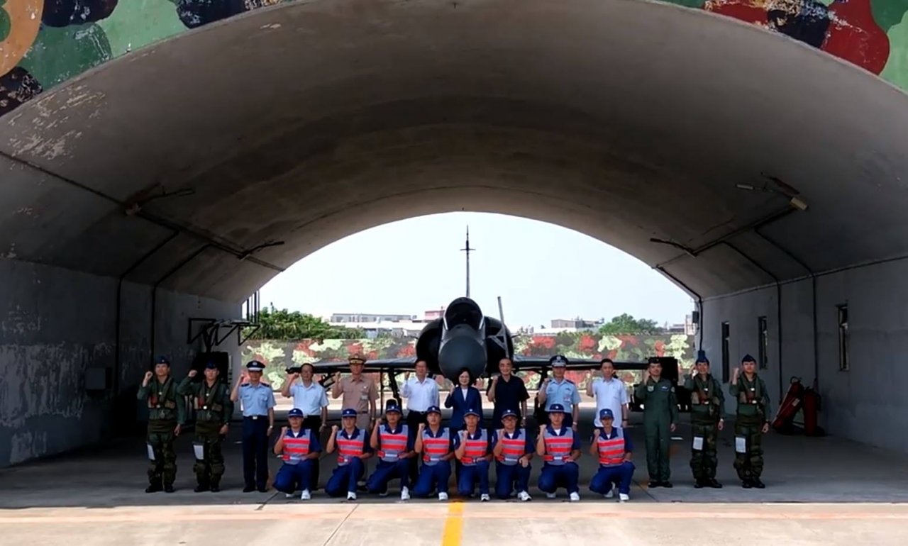總統視導空軍499聯隊 追悼殉職飛官王同義