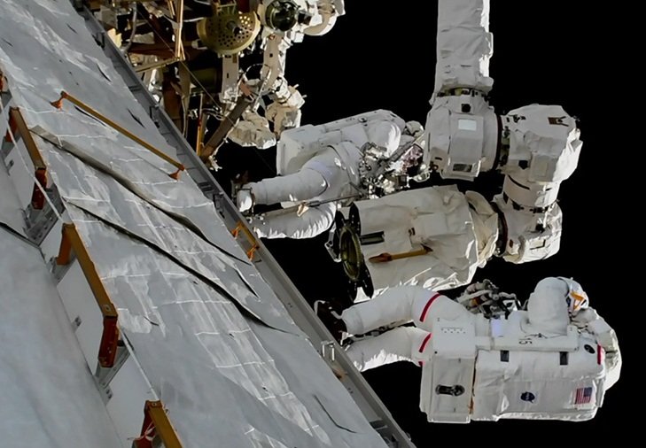 美太空人修復國際太空站機械手臂