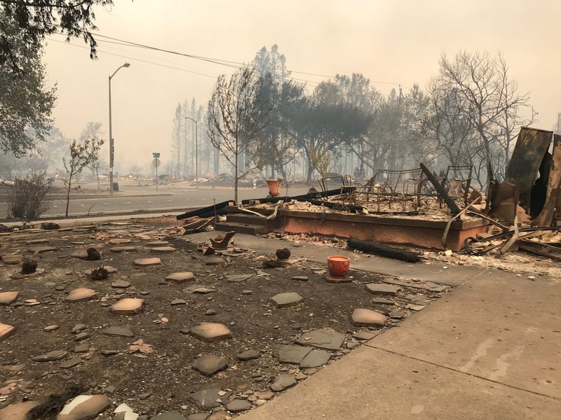 加州野火肆虐增至35死 10萬居民撤離