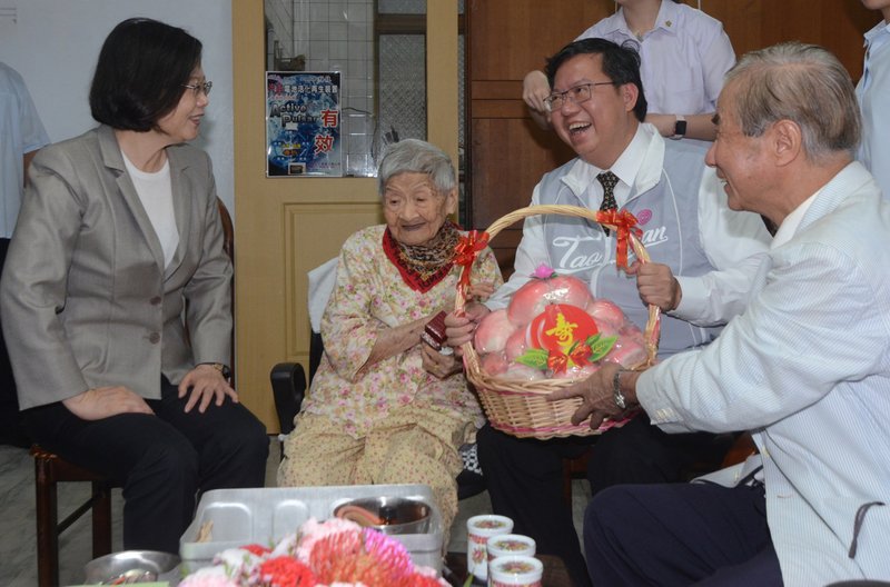 總統拜訪百歲助產士人瑞  譽一生貢獻