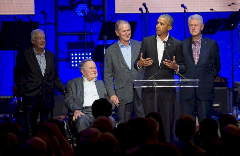 老布希坐輪椅 美5位前總統同台募款