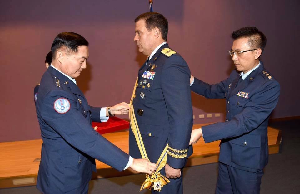 多明尼加空軍司令訪台 兩空軍互贈勳章