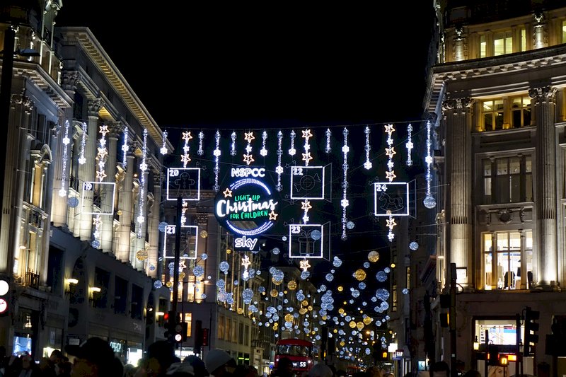 宣告耶誕季來臨 倫敦牛津街點燈