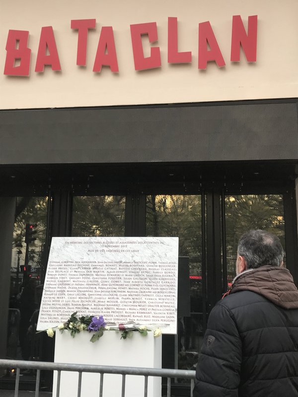 巴黎恐攻兩週年 巴塔克蘭劇院重上軌道