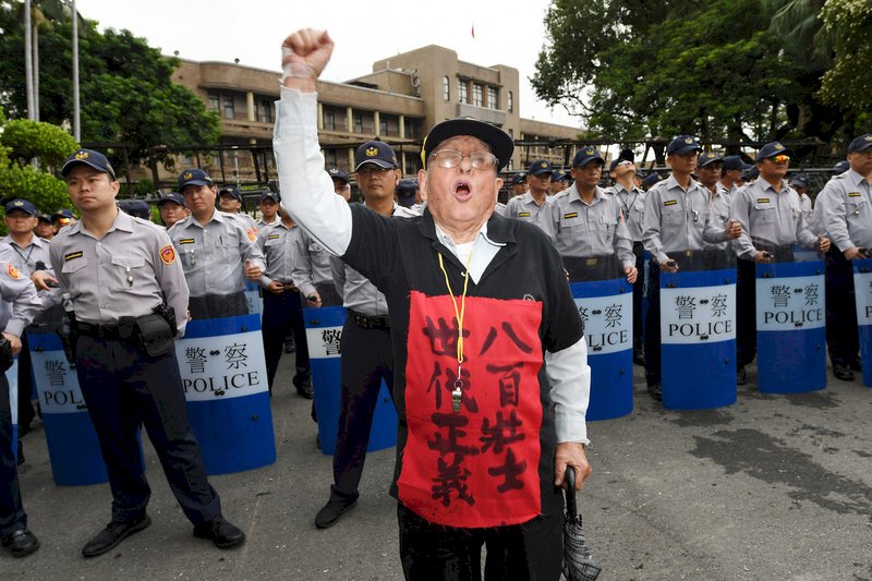 八百壯士抗議攜汽油桶、油壓剪 遭警方扣留