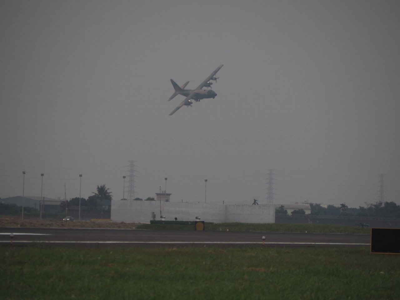 明新竹基地開放亮點 C-130大俯角衝場降落