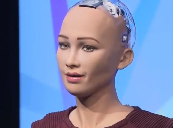 沙國首位機器人公民：想要小孩