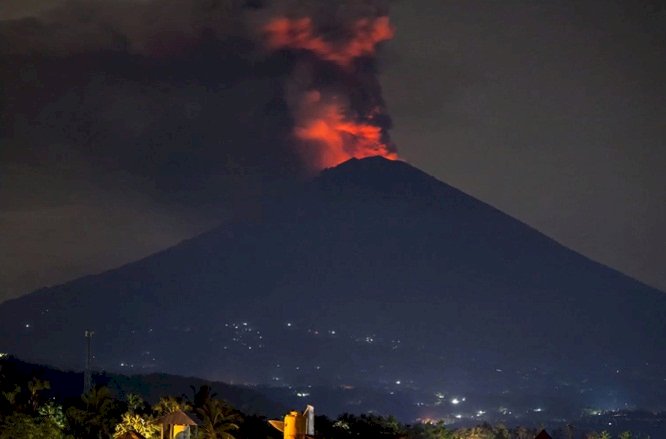印尼阿貢火山噴發 火山灰高達數公里
