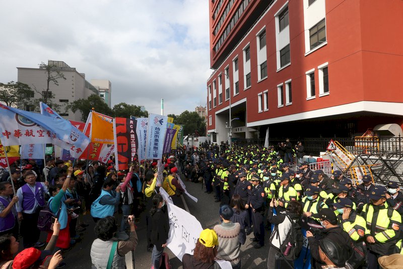 不滿修法 勞團籲勞工下班聲援抗議