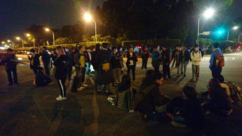 勞團30人轉赴凱道抗議勞基法修惡