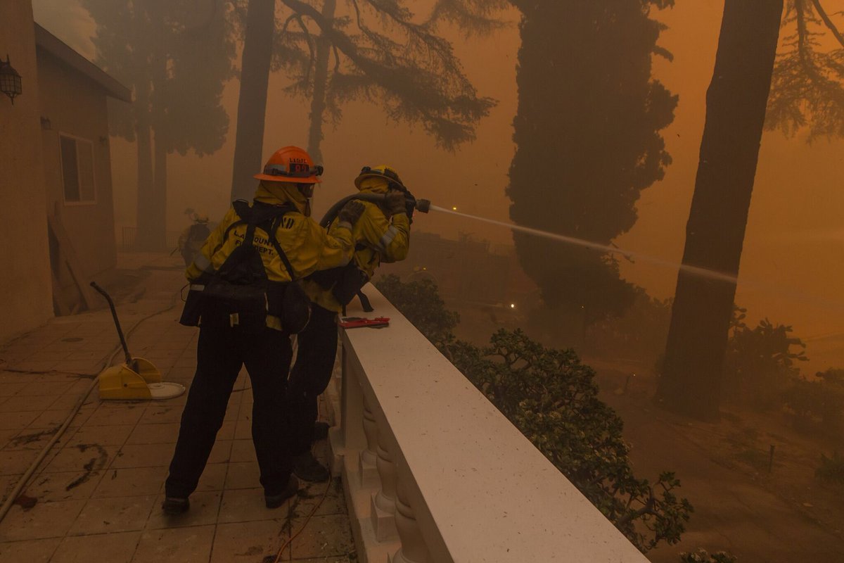 南加州野火迅速延燒 逾20萬人被迫逃離