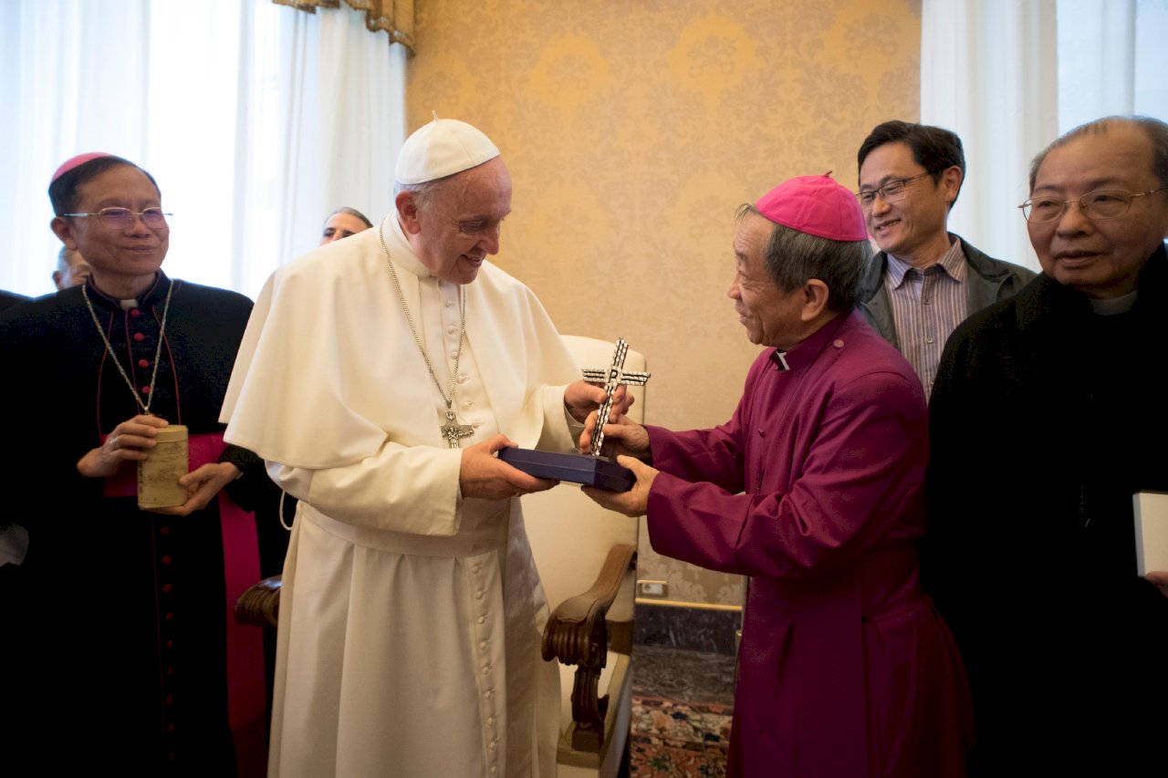 台灣基督徒拜會教宗 致贈金門砲彈十字架