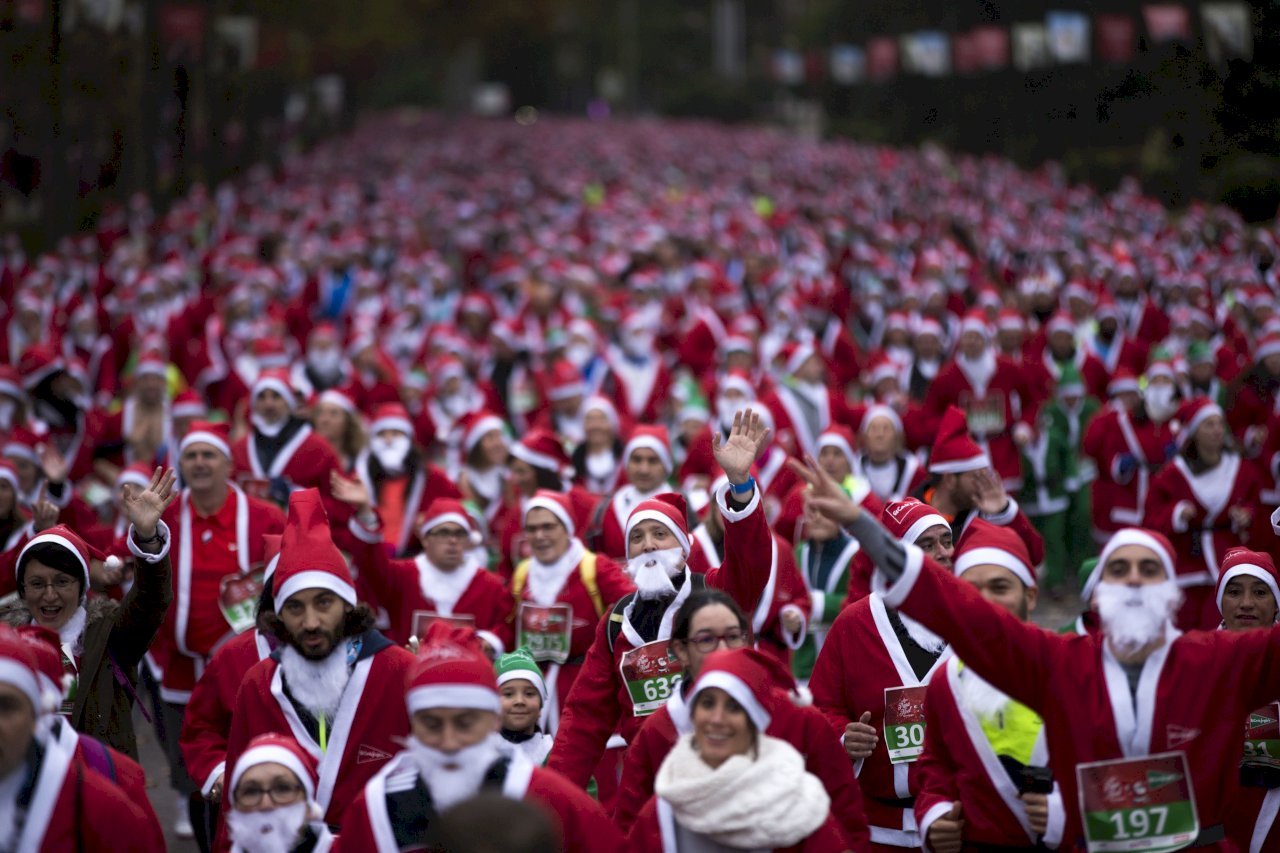 募抗癌基金 逾7千位耶誕老人馬德里競跑