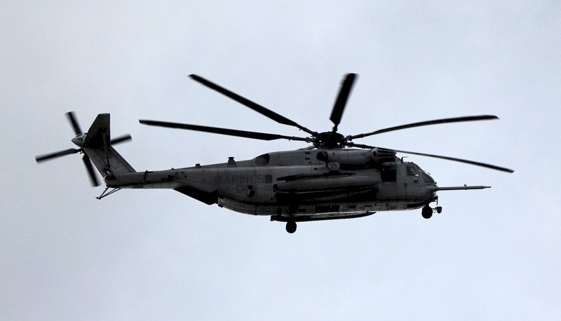 沖繩美軍事故 直升機窗落進小學操場