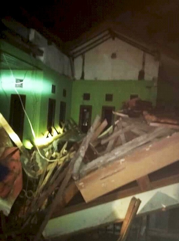 印尼爪哇島強震  2死7傷百棟建築損