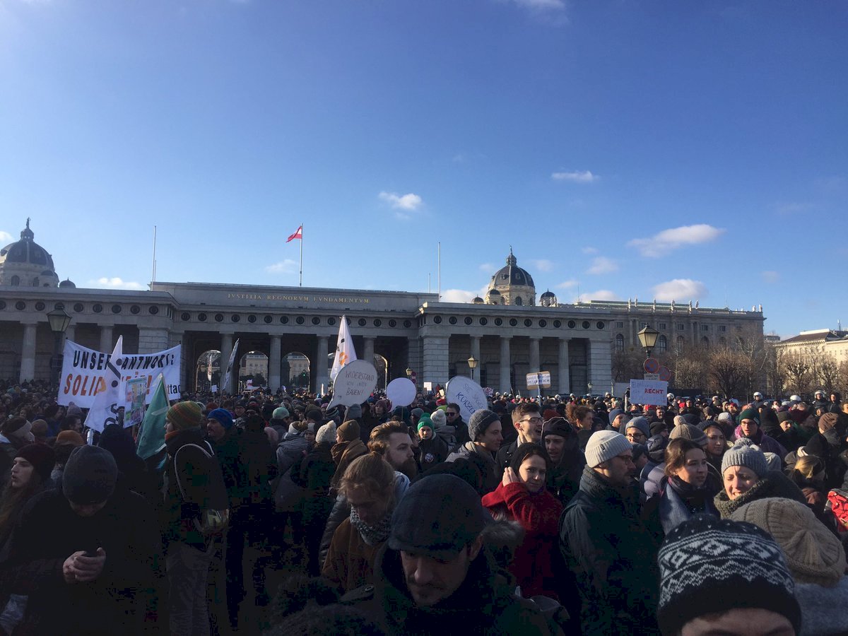 反保守極右新政府 維也納2千人示威
