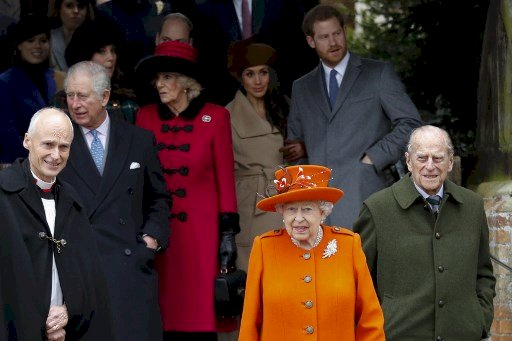 英王室耶誕禮拜 女王與馬克爾一同露面