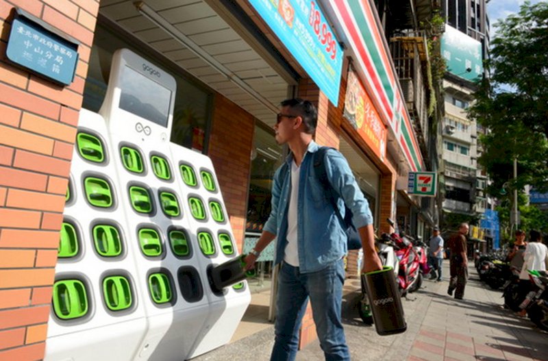 為淨化都市找方法 BBC記者台北體驗電動機車電池交換