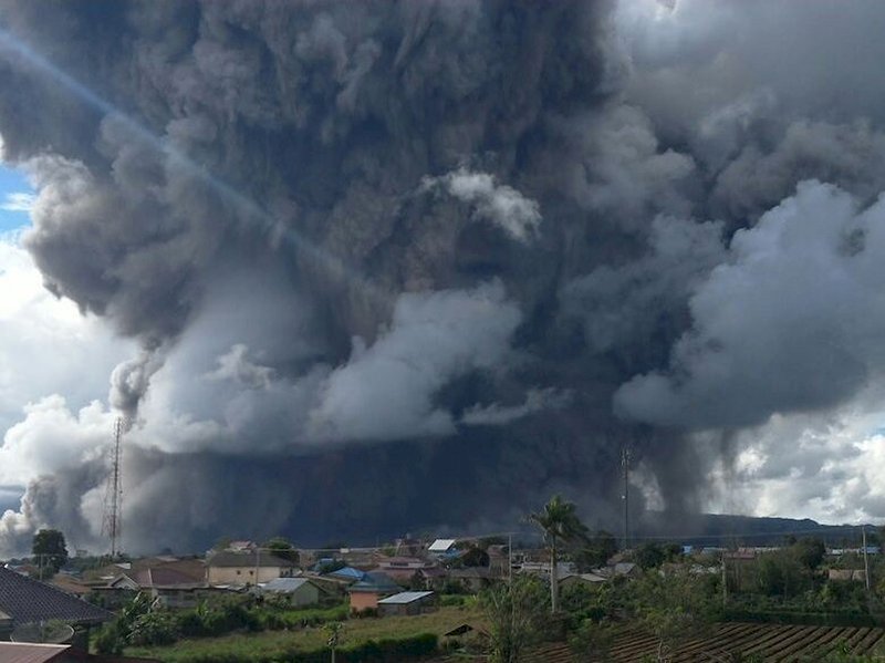 今年規模最大 印尼西納彭火山噴發