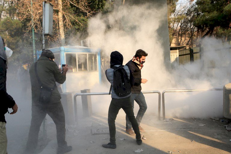 伊朗示威民眾動武 警察1死3傷