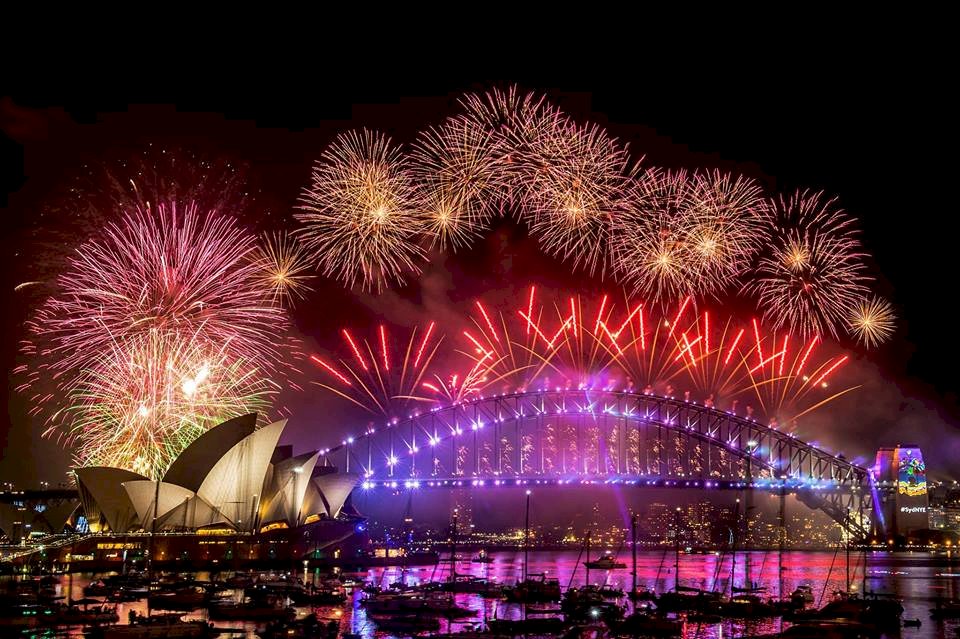 雪梨絢麗煙火登場 全球歡慶2018來臨