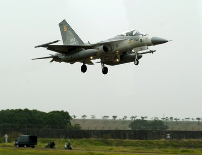 IDF戰機緊急降落清泉崗 影響8民航機起降
