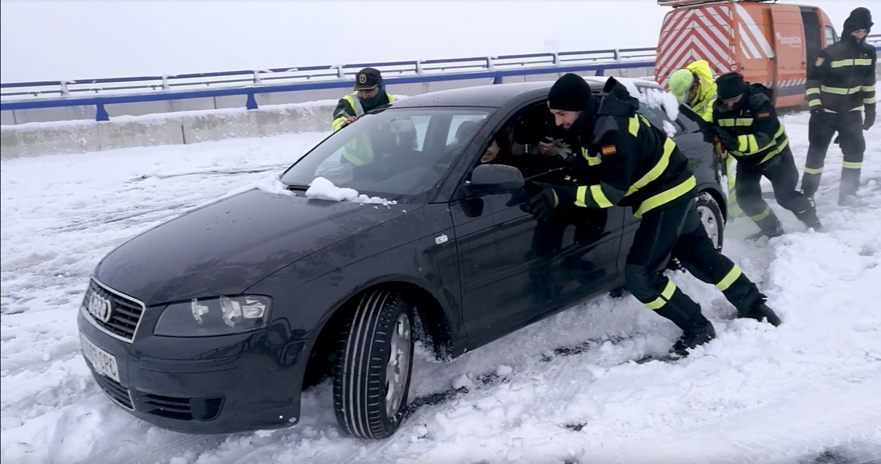 暴風雪襲西班牙 數千車輛受困高速公路