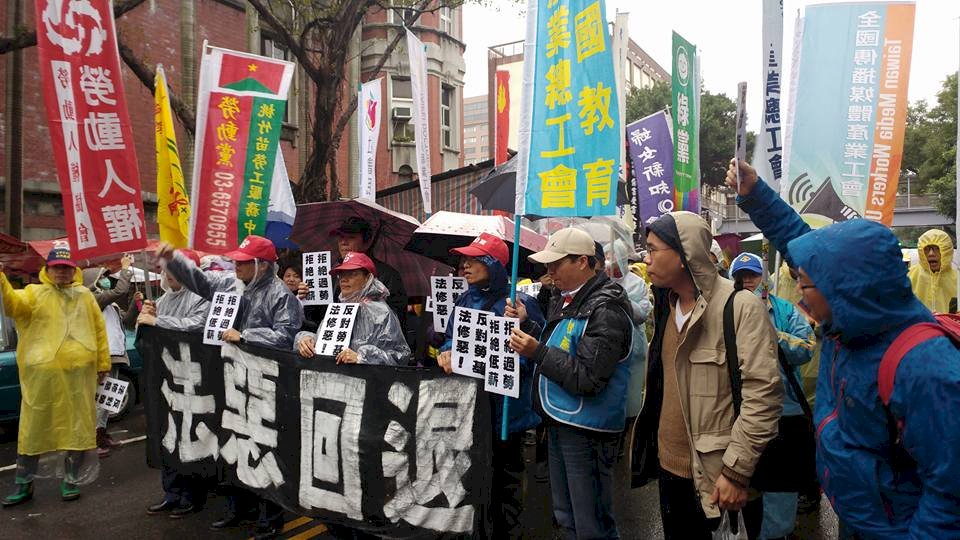 抗議勞基法 勞團持續集結抗議
