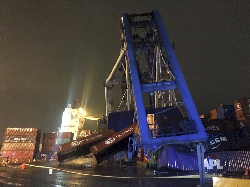 貨船停靠基隆港碼頭 撞倒上億元起重機