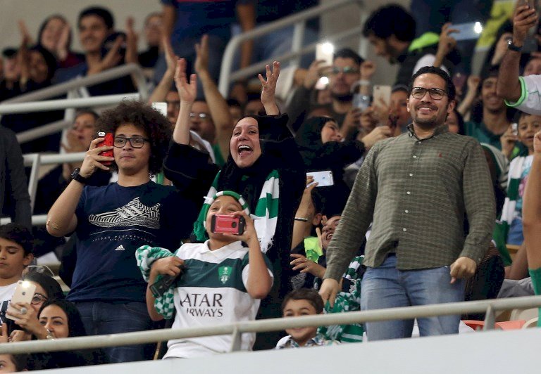 禁令首度鬆綁 沙烏地女性進足球場看球