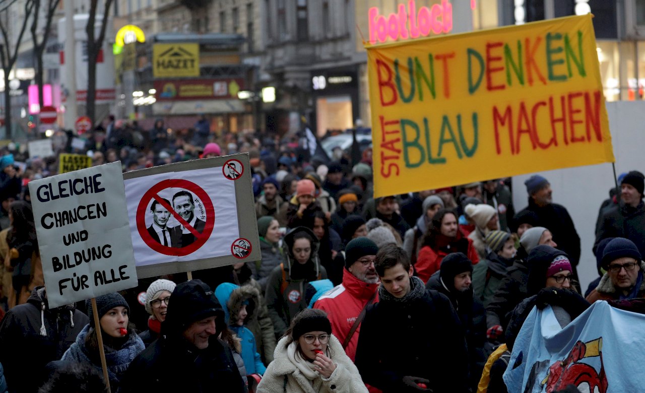 抗議極右派政府 奧地利2萬民眾走上街頭