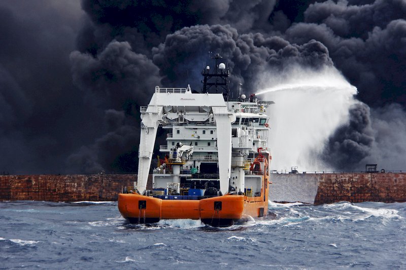 東海事故油輪爆沉 中國官媒：溢油嚴重